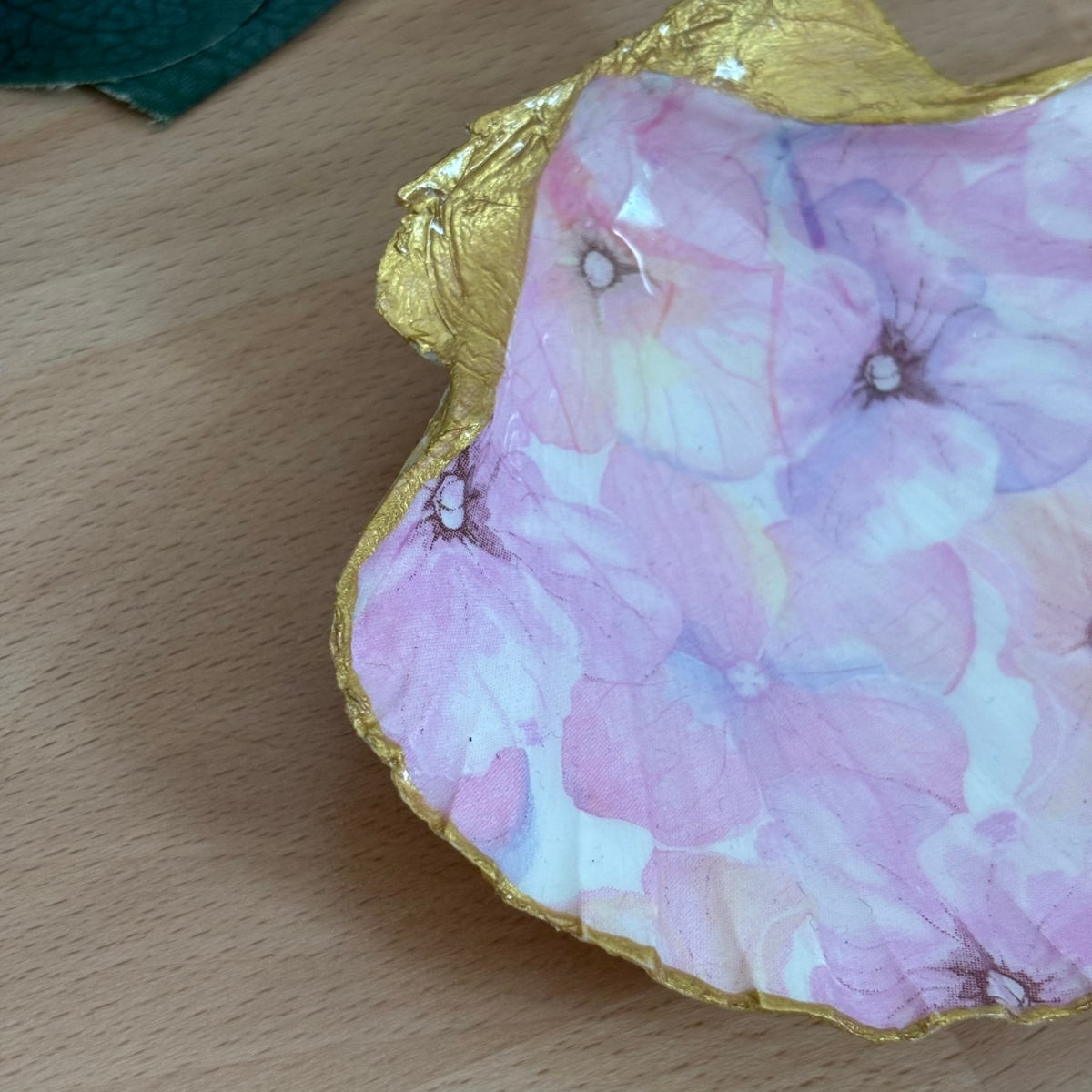 Détail gauche Détail du repose bijoux original coquillage hortensias roses côté gauche.