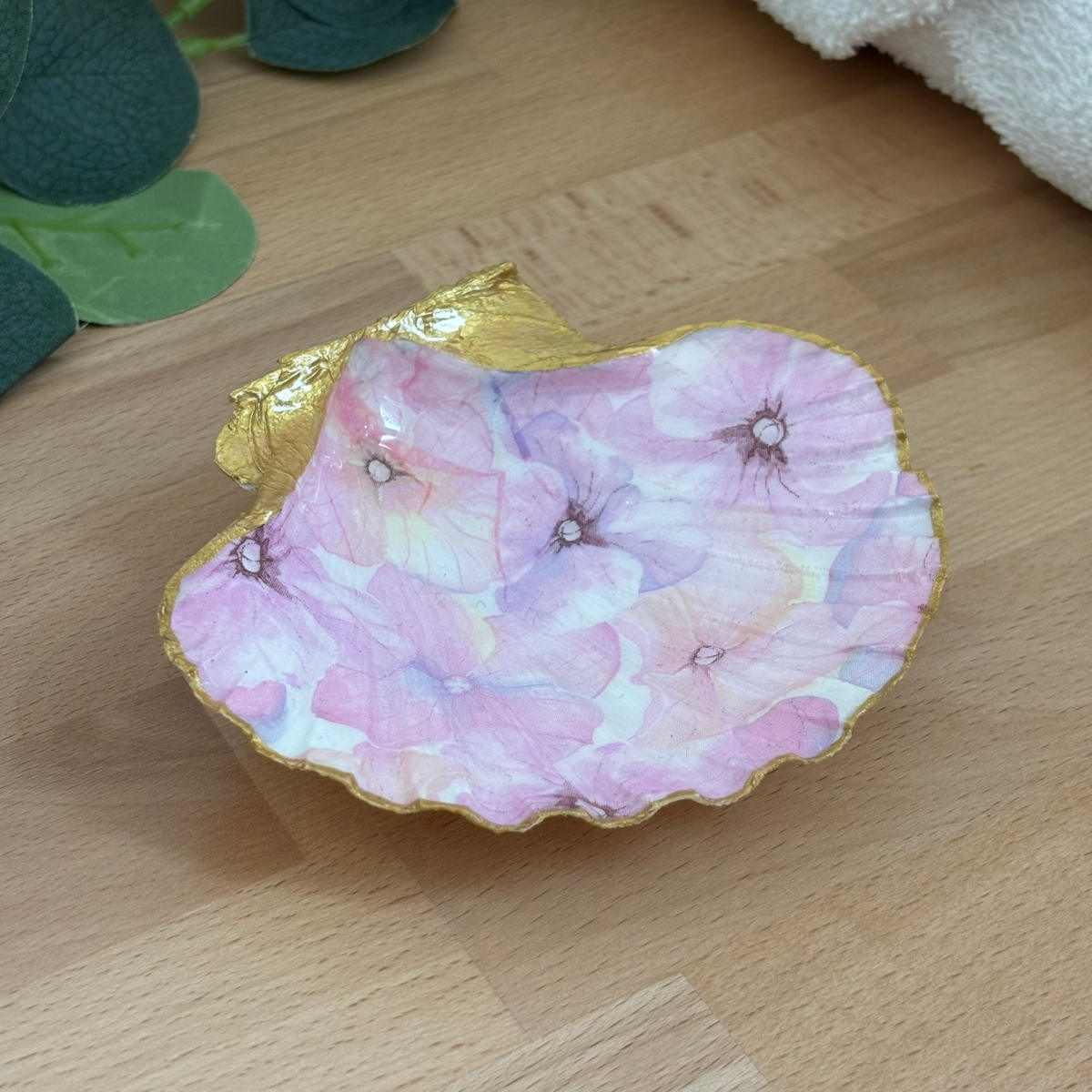 Vue principale Repose bijoux original coquillage hortensias roses vu de face.