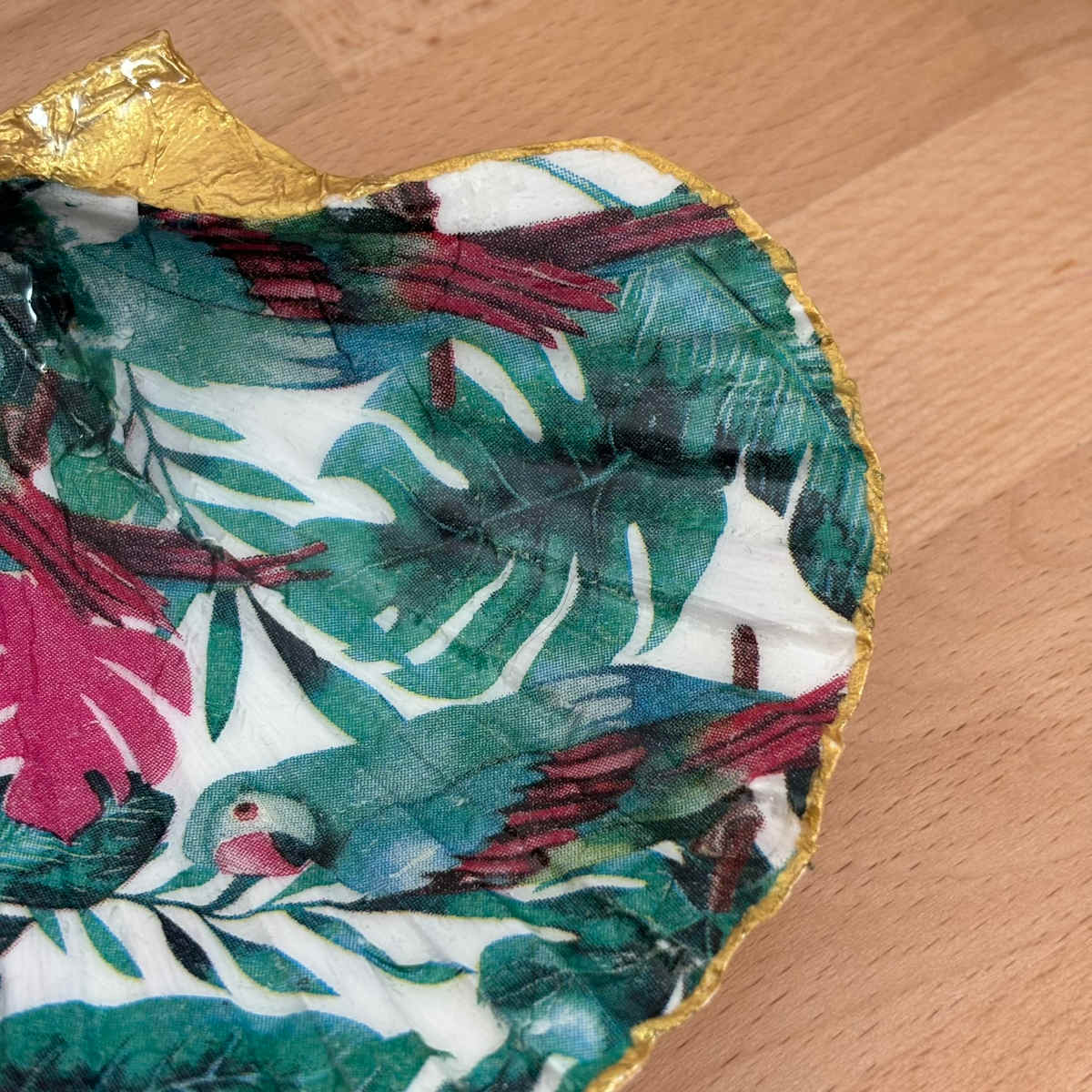 Détail droit Détail du repose bijoux original coquillage jungle tropicale côté droit.
