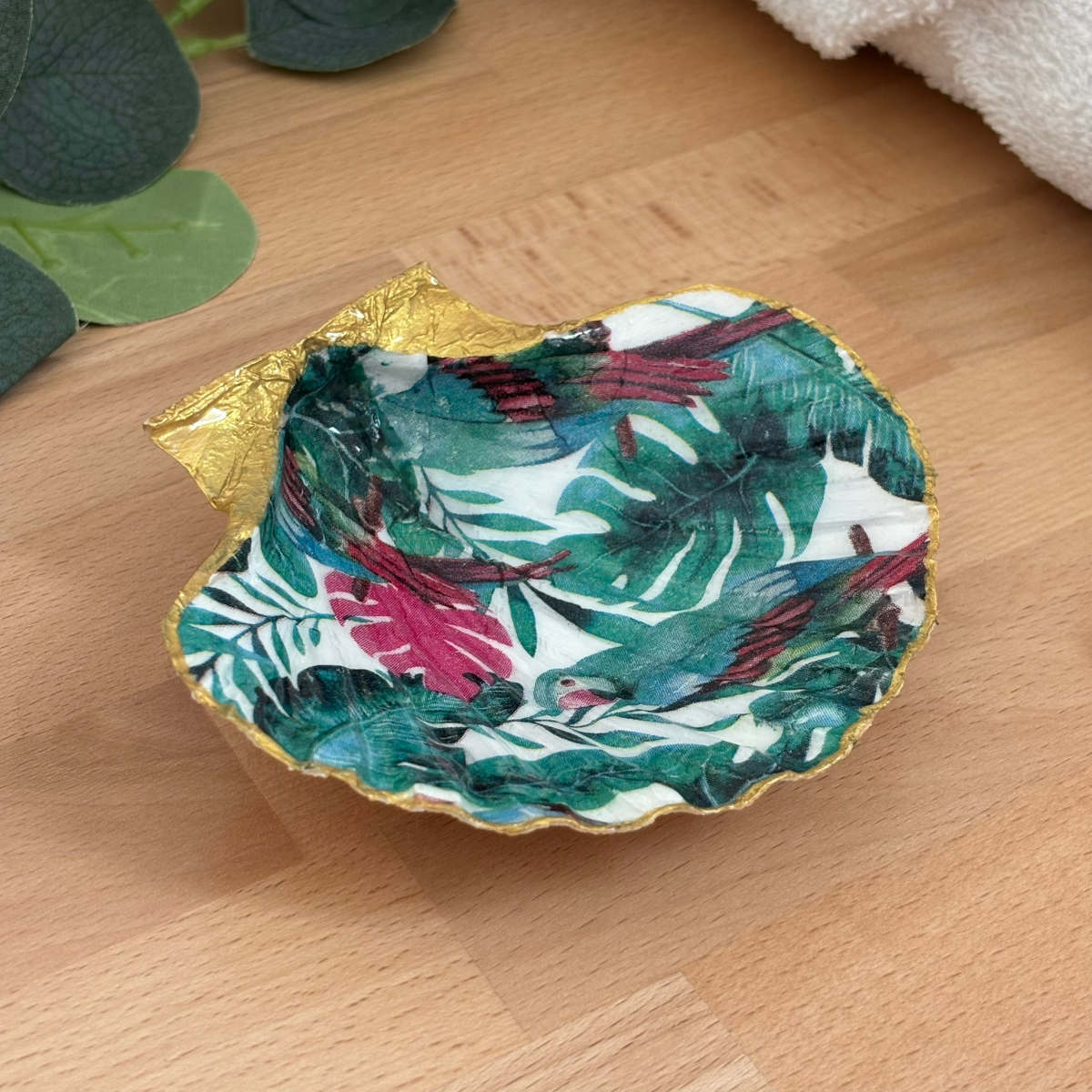 Vue principale Repose bijoux original coquillage jungle tropicale vu de face.