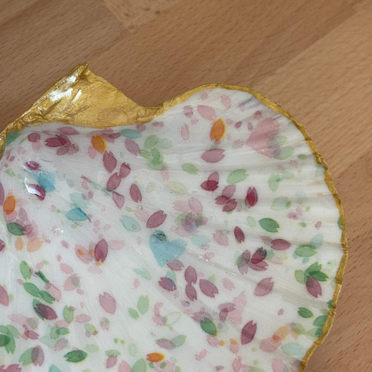 Détail droit Détail du repose bijoux original coquillage pétales pastel côté droit.