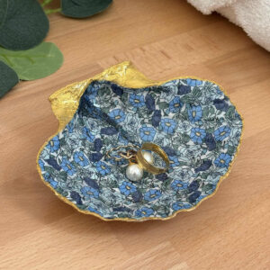 Repose bijoux original coquillage petites fleurs bleues avec bagues et boucles d’oreilles.