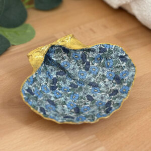 Repose bijoux original coquillage petites fleurs bleues vu de face.