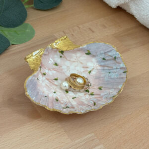 Repose bijoux original coquillage rose poudré avec bagues posées à l’intérieur.