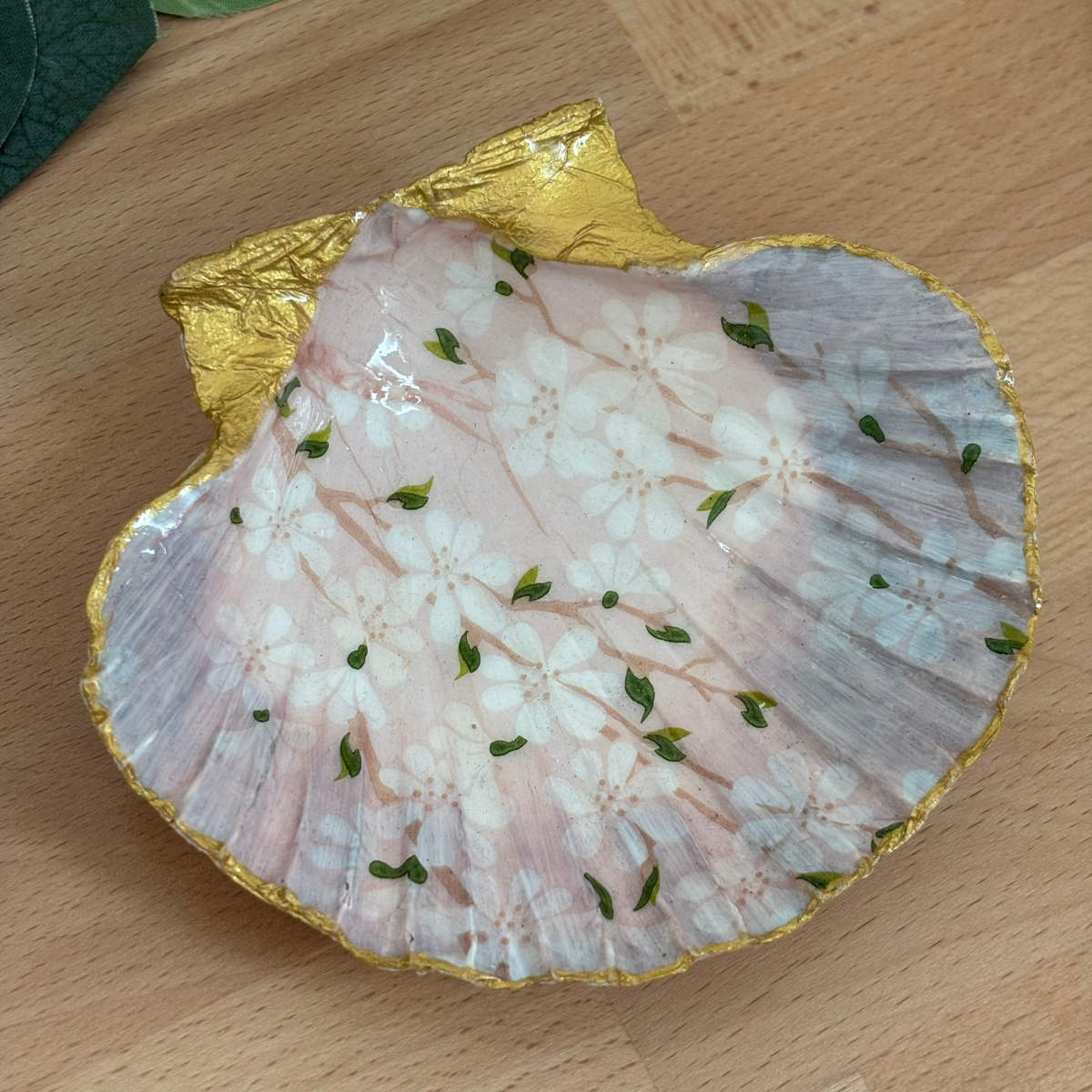 Vue du dessus Repose bijoux original coquillage rose poudré vu du dessus.