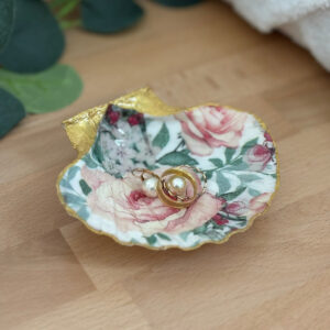 Repose bijoux original coquillage roses vintage rose poudré avec bagues et boucles d’oreilles.