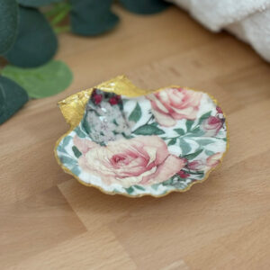 Repose bijoux original coquillage roses vintage rose poudré vu de face.