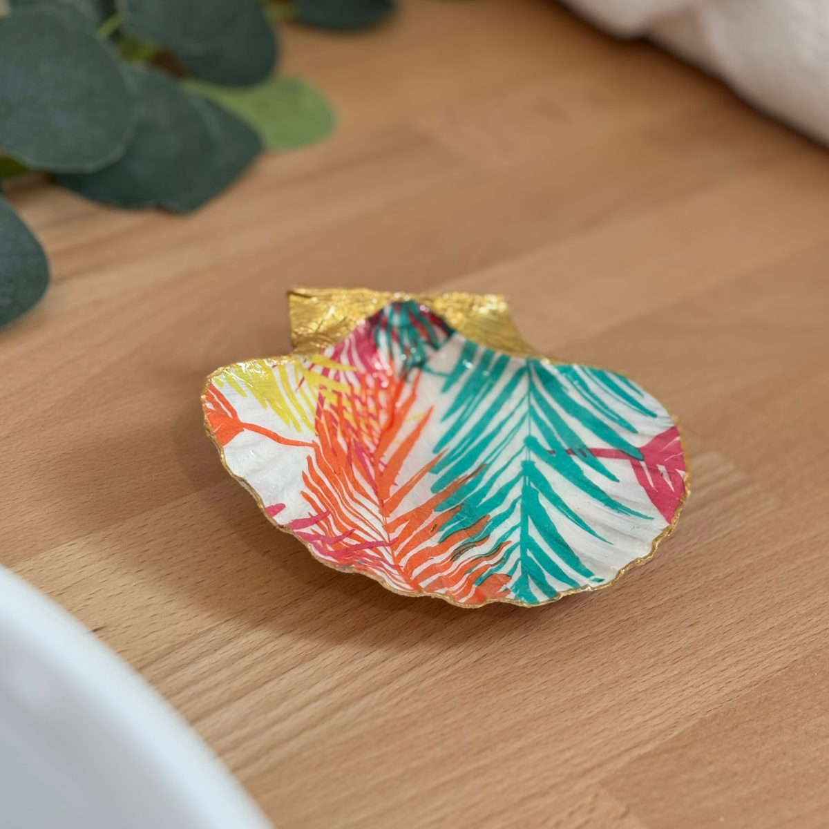 Mise en ambiance Repose bijoux original coquillage tropical corail turquoise en décoration sur meuble bois.