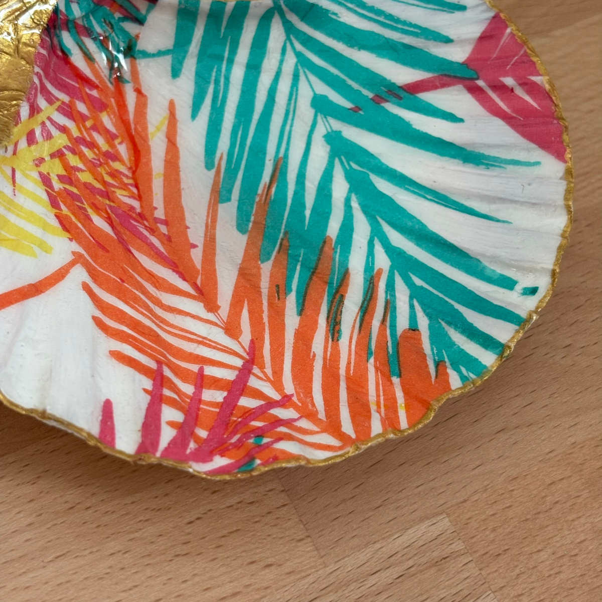 Détail centre Détail du repose bijoux original coquillage tropical corail turquoise au centre.