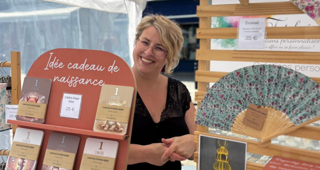 Stand Tatakréa sur un marché d’été en Finistère Sud avec créations personnalisées