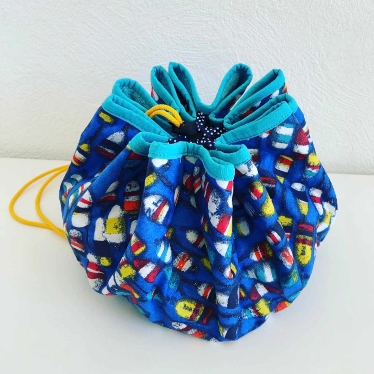 Modèle enfant avec tissu coloré et fermeture par cordon Sac de piscine pieds au sec imperméable pour enfant avec motif coloré et cordon de serrage