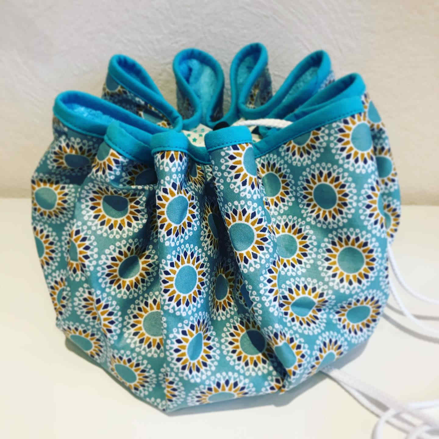 Version fermée avec tissu graphique bleu Sac de piscine pieds au sec imperméable fermé avec motif rosace bleu