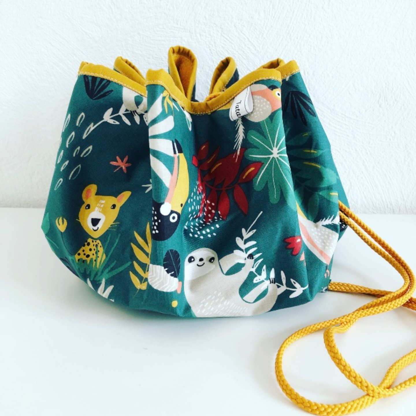 Exemple de tissu à motif animaux pour une création unique Sac de piscine pieds au sec imperméable avec motif animaux jungle