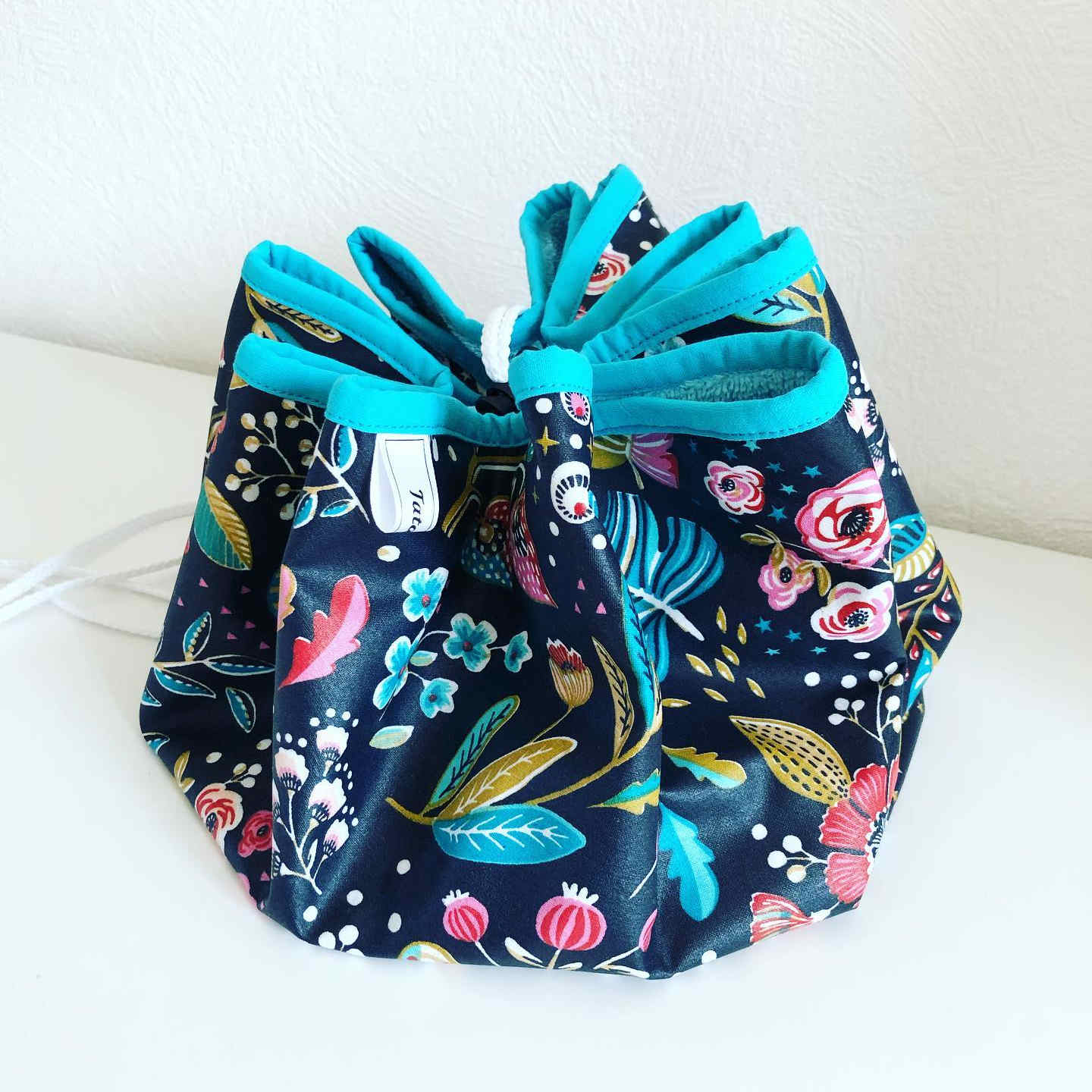 Motif fleuri pour un sac unique et coloré Sac de piscine pieds au sec imperméable avec motif fleuri sur fond bleu