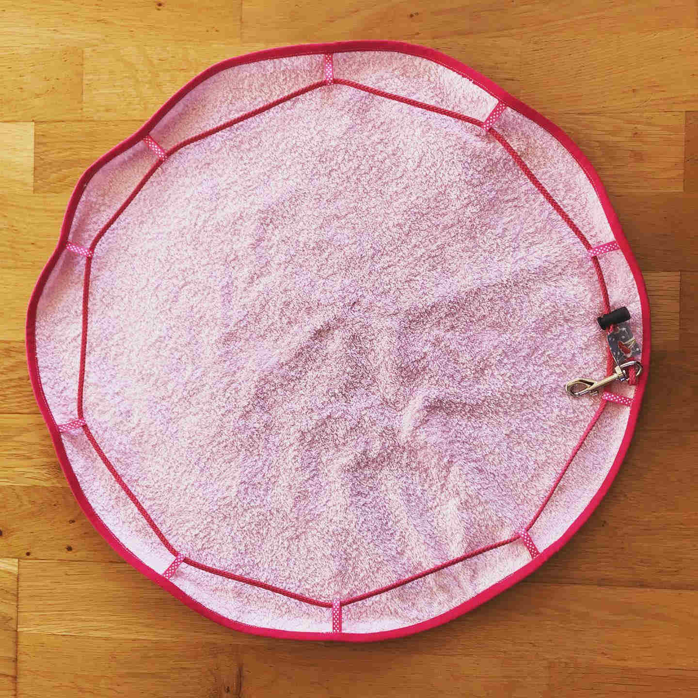 Se déplie pour créer une surface confortable pour se changer Sac de piscine pieds au sec ouvert formant un tapis rond en tissu éponge